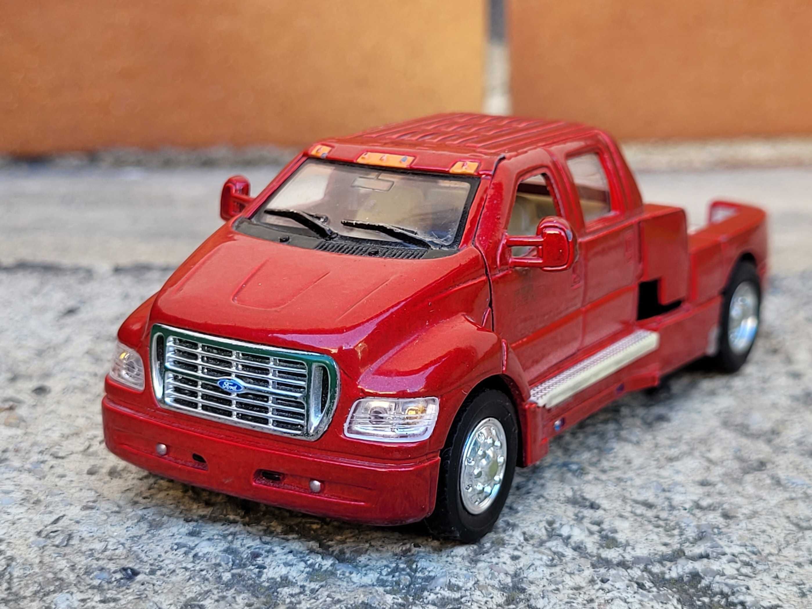 Kolekcja modeli Ford F-650 Super CrewZer Kinsmart 1:54 F - 650 Unikat