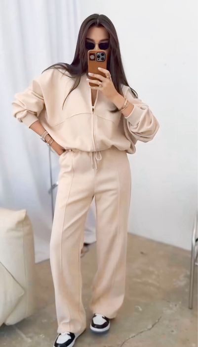 Бежевий жіночій костюм