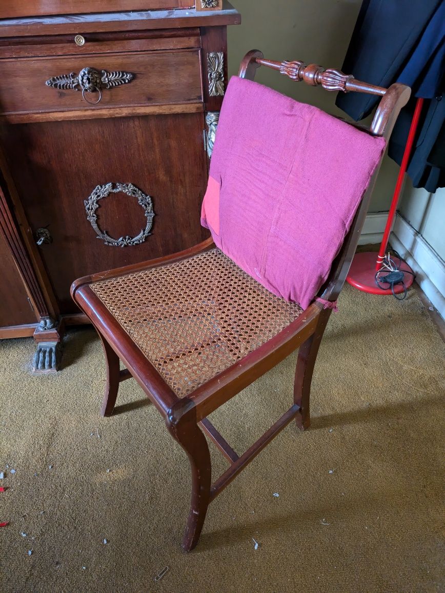 Móvel de sala, mesa e cadeiras