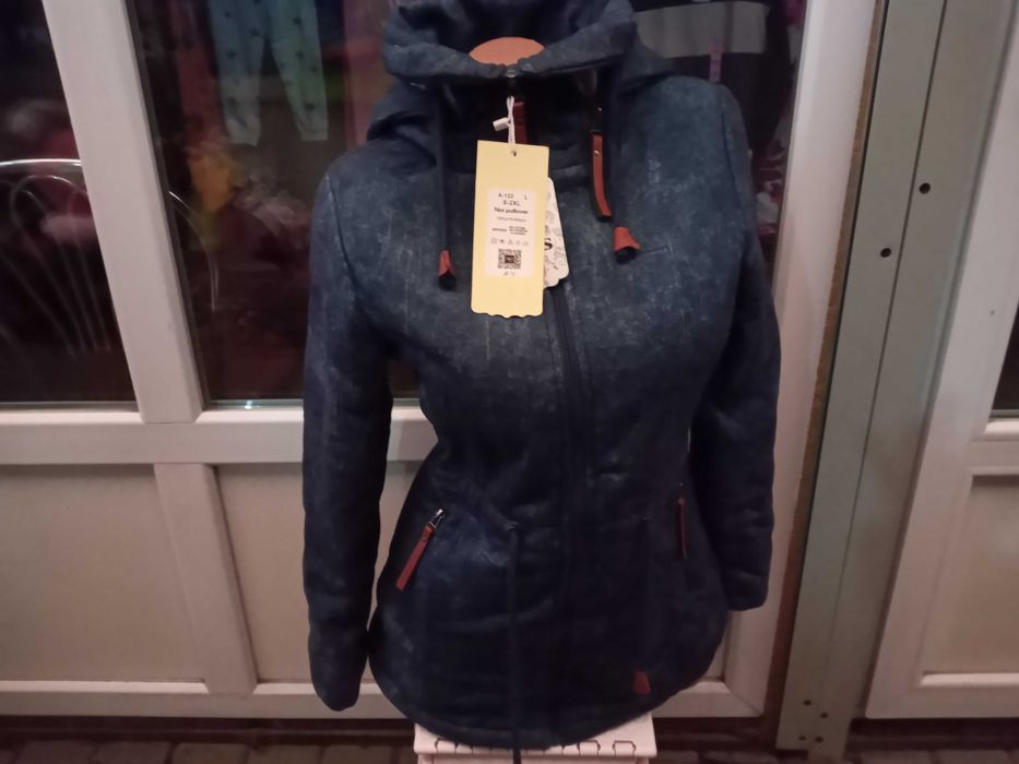 Джинсова курточка на хутряній підкладці.