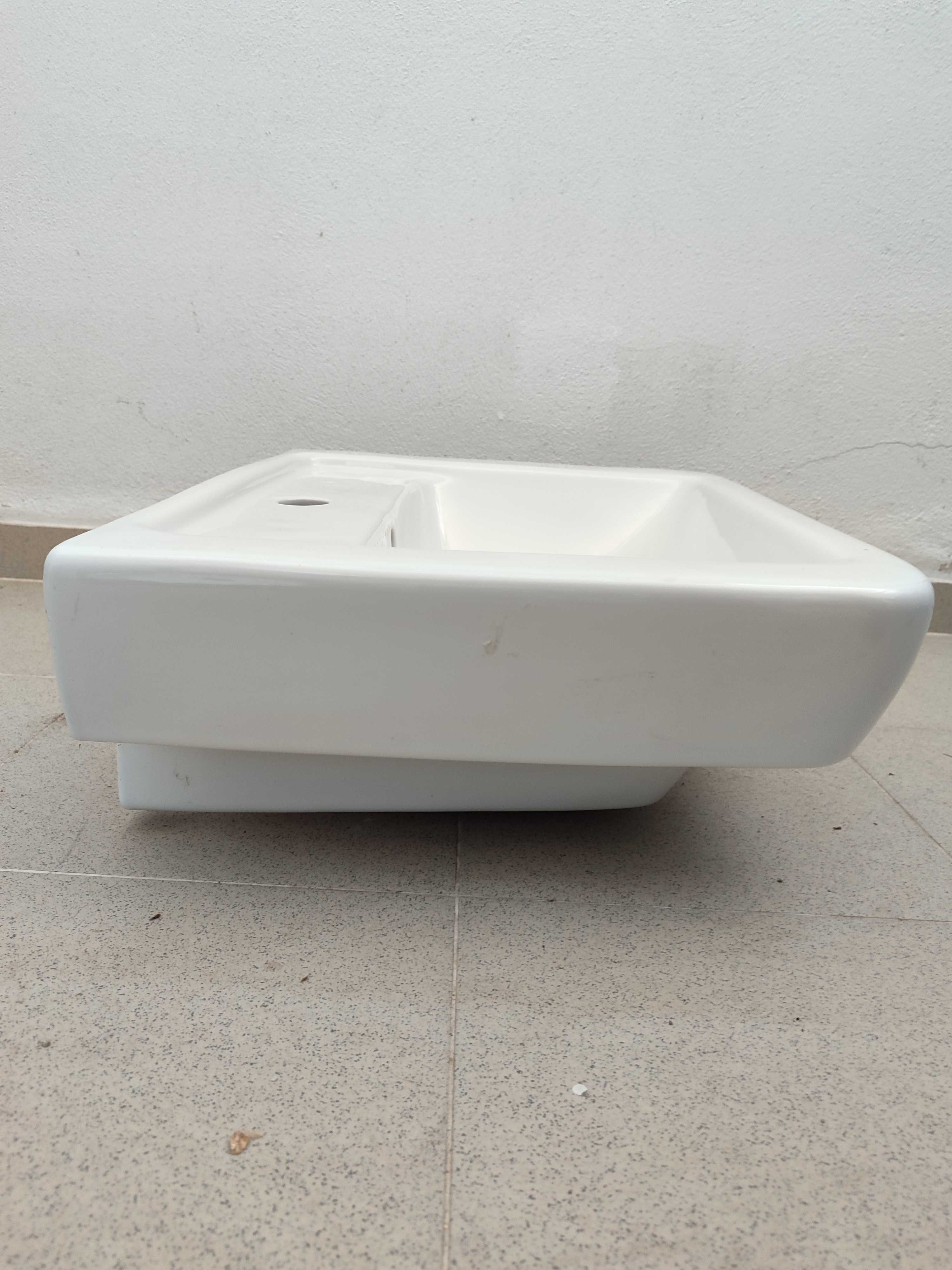 Lavatório Cerâmico Branco / Ceramic Wash Basin White