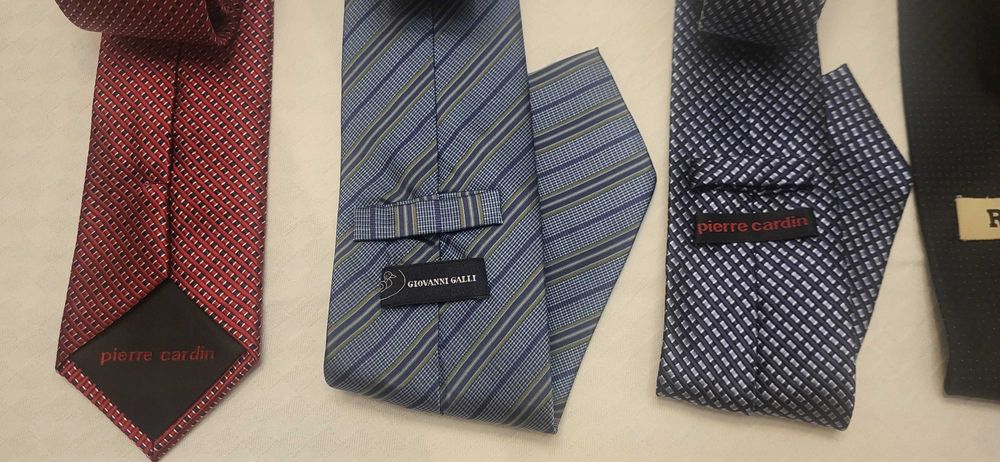 Várias gravatas de marca - usadas mas em excelente estado