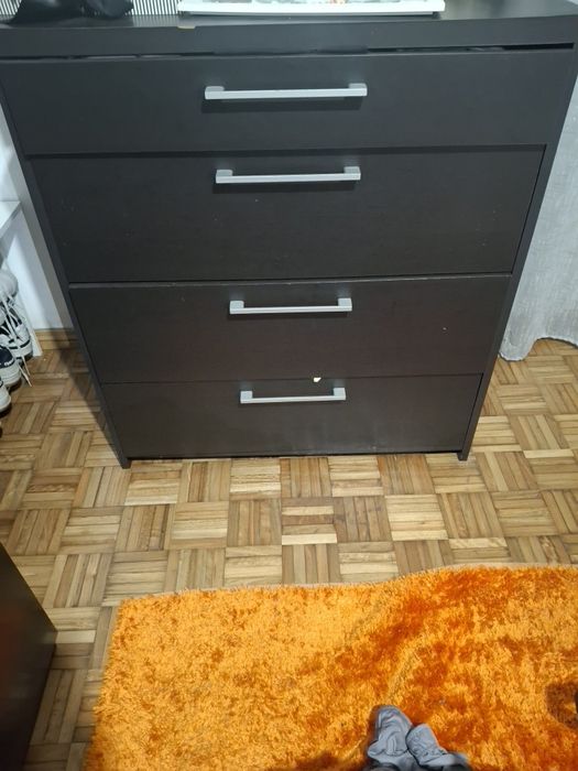 Comoda preta com 4 gavetas 3fundas e 1 mais fina