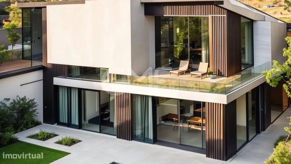 Ruina Em Paredes De Coura