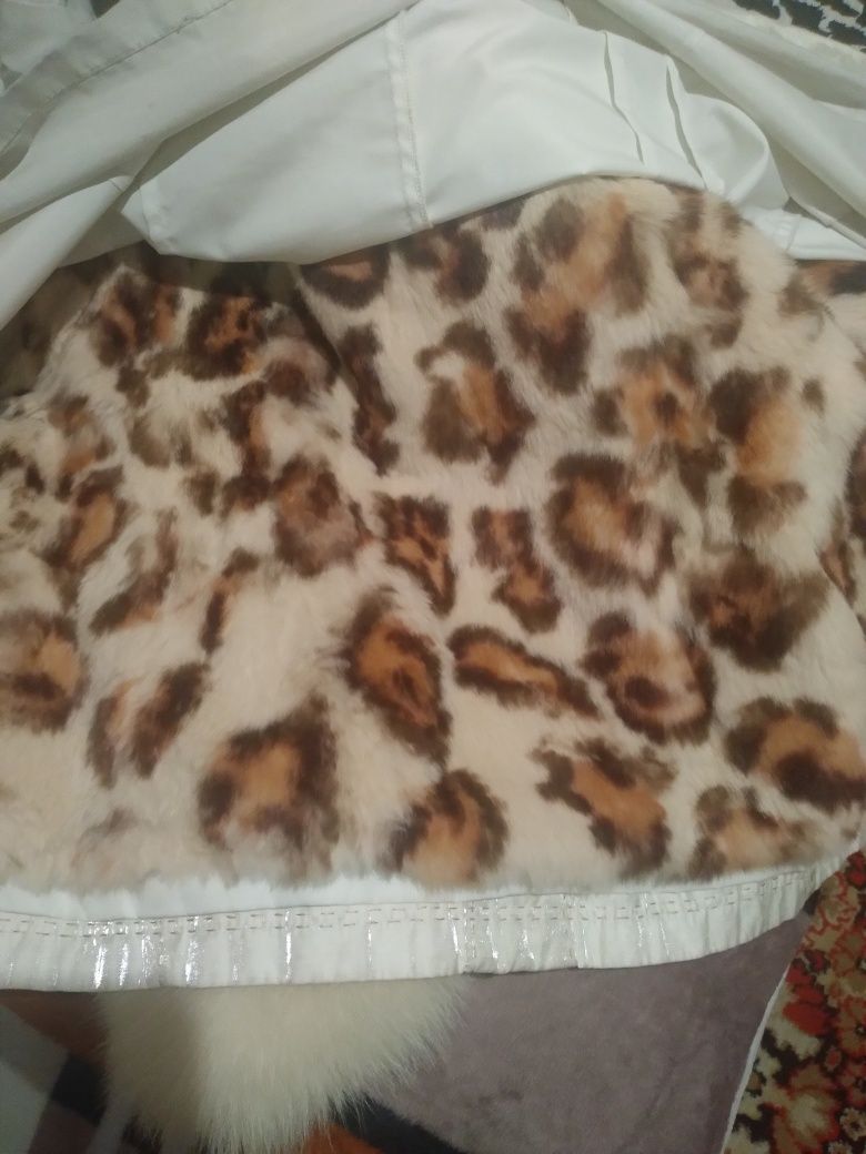 Продам куртку с белым