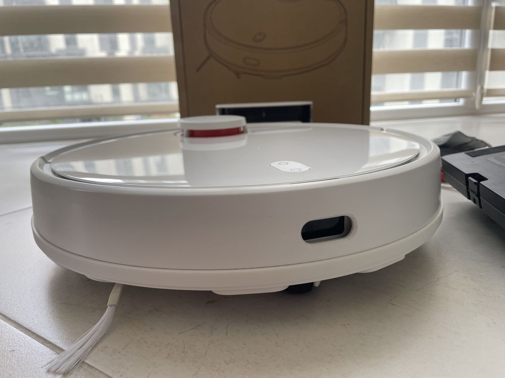 Робот-пилосос Xiaomi Mi Robot Vacuum-Mop P практично у новому стані