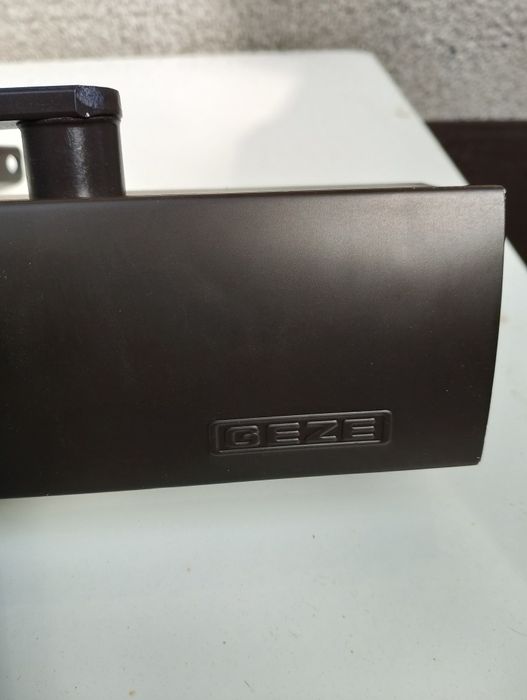 Доводчик дверей новий geze