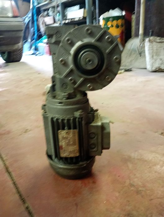 Електродвигун з редуктором