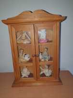 Vitrine de madeira com 2 portas de vidro, com 5 bailarinas e anjinho