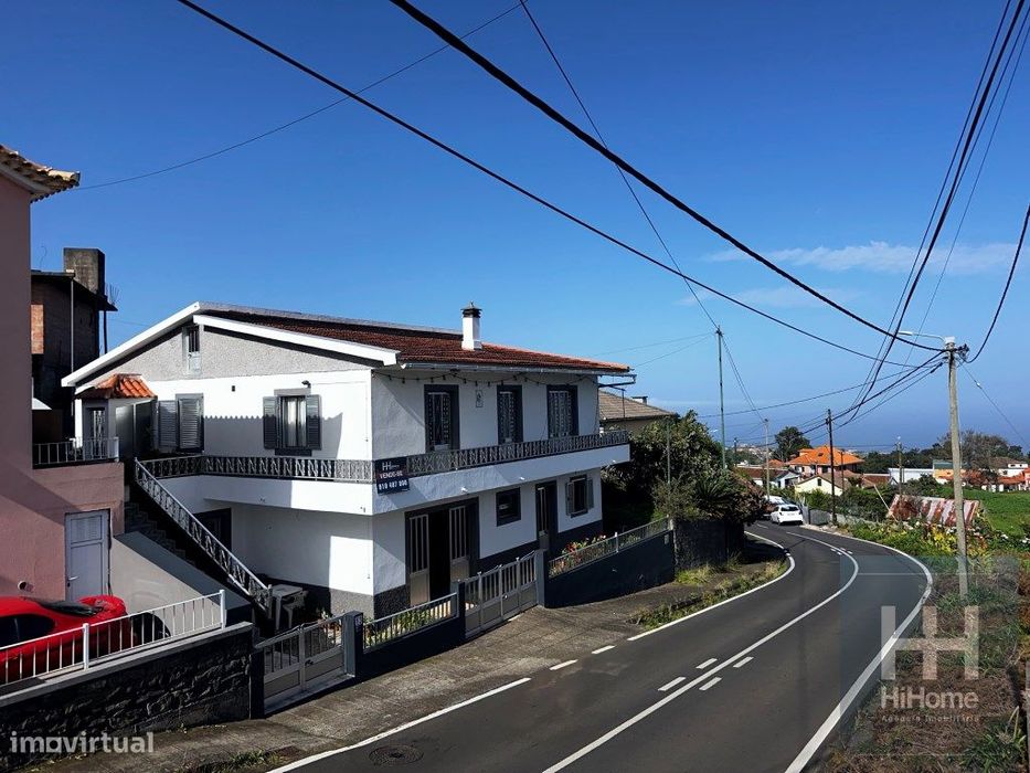 Moradia tipologia T3 + apartamento T2 em Santana