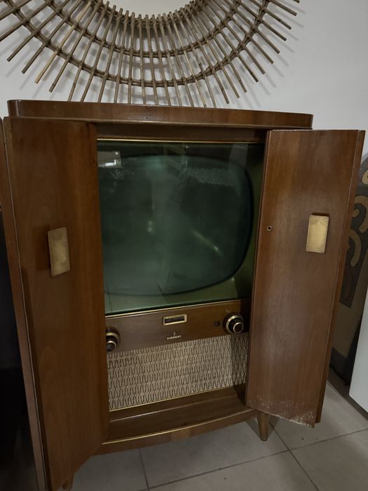 Armario vintage com tv antiga