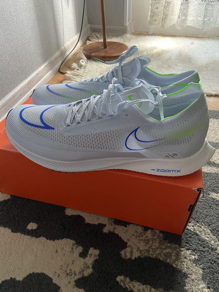 Топові бігові кросівки nike zoomx streakfly