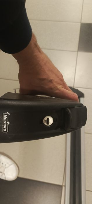 Uchwyt na narty do bagażnika dachowego