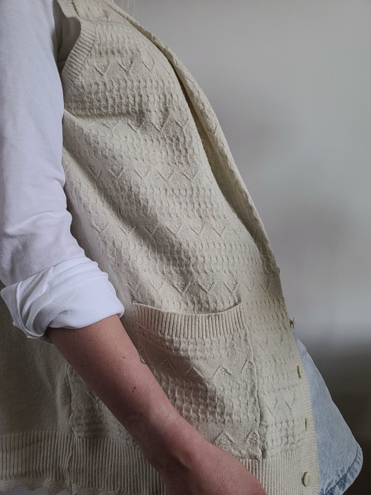 Kremowa kamizelka oversize warkocze vintage