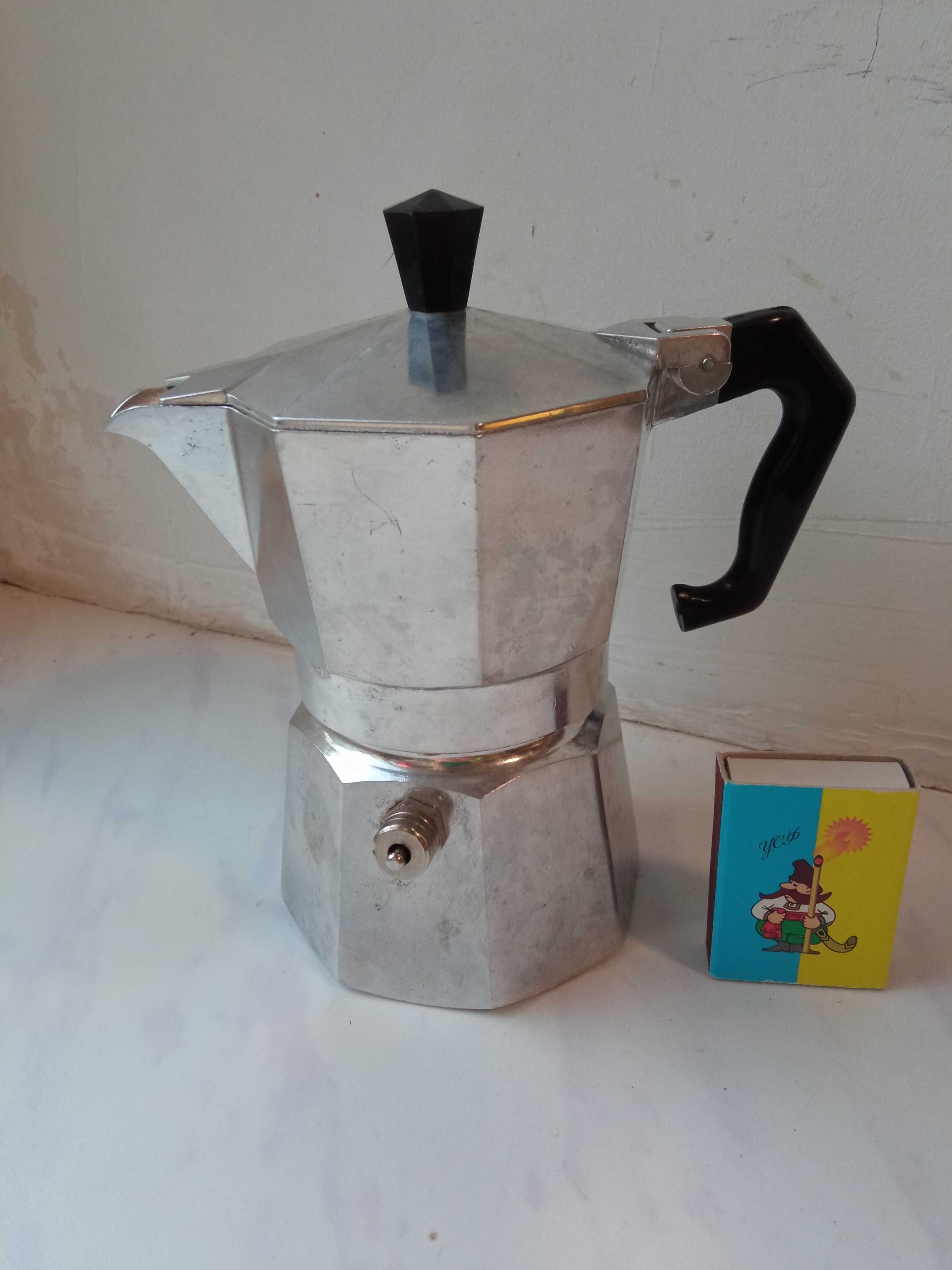 Вінтажна гейзерна кавоварка з Omegna з нестандартним клапаном