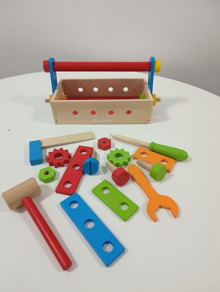 Drewniana zabawka skrzynka z narzędziami