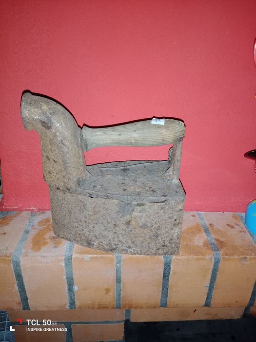 Ferro de engomar muito antigo para decoração ou colecionadores.