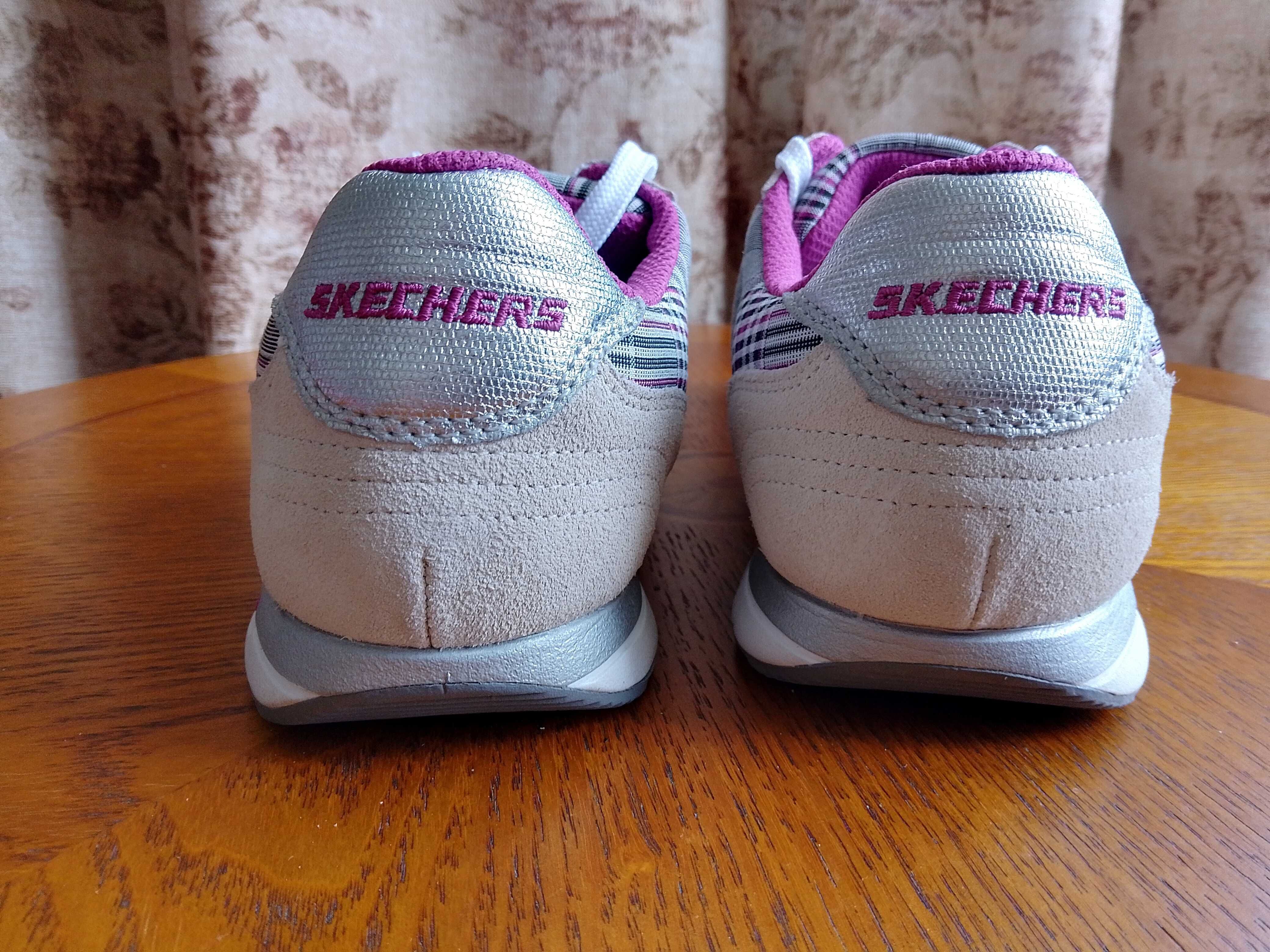 Жіночі фірмові кросівки для міста Skechers  на стопу 23 см