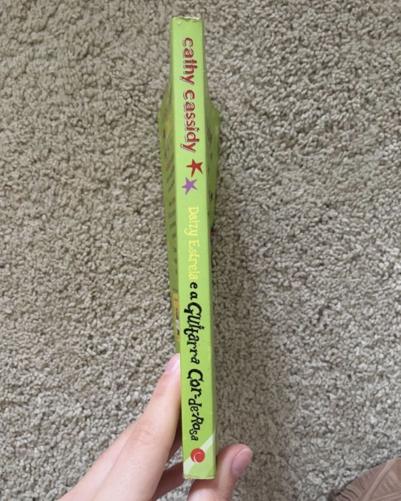 livro “Daizy Estrela e a guitarra cor de rosa” de Cathy Cassidy