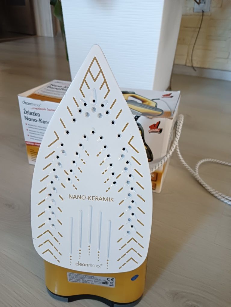 Żelazko parowe z powłoką ceramiczną