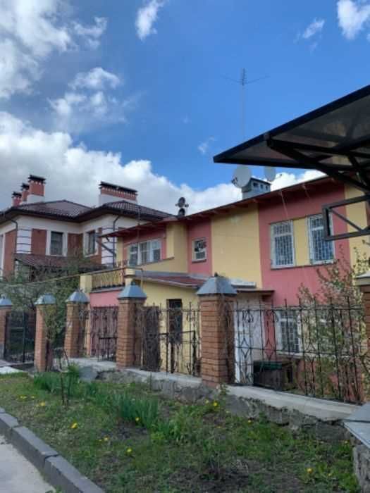 Затишний будинок в районі Павленківського парку