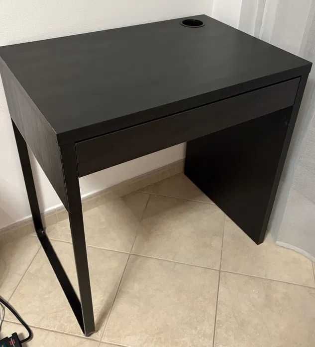 Mesa de escritório com gaveta – quase nova