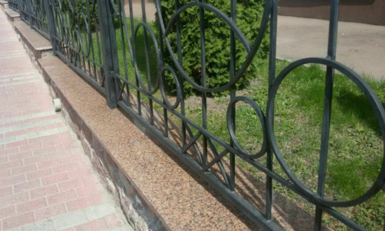 Облицювання фасадів та цоколів гранітом