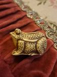 Żaba żabka frog netsuke ręcznie rzeźbione