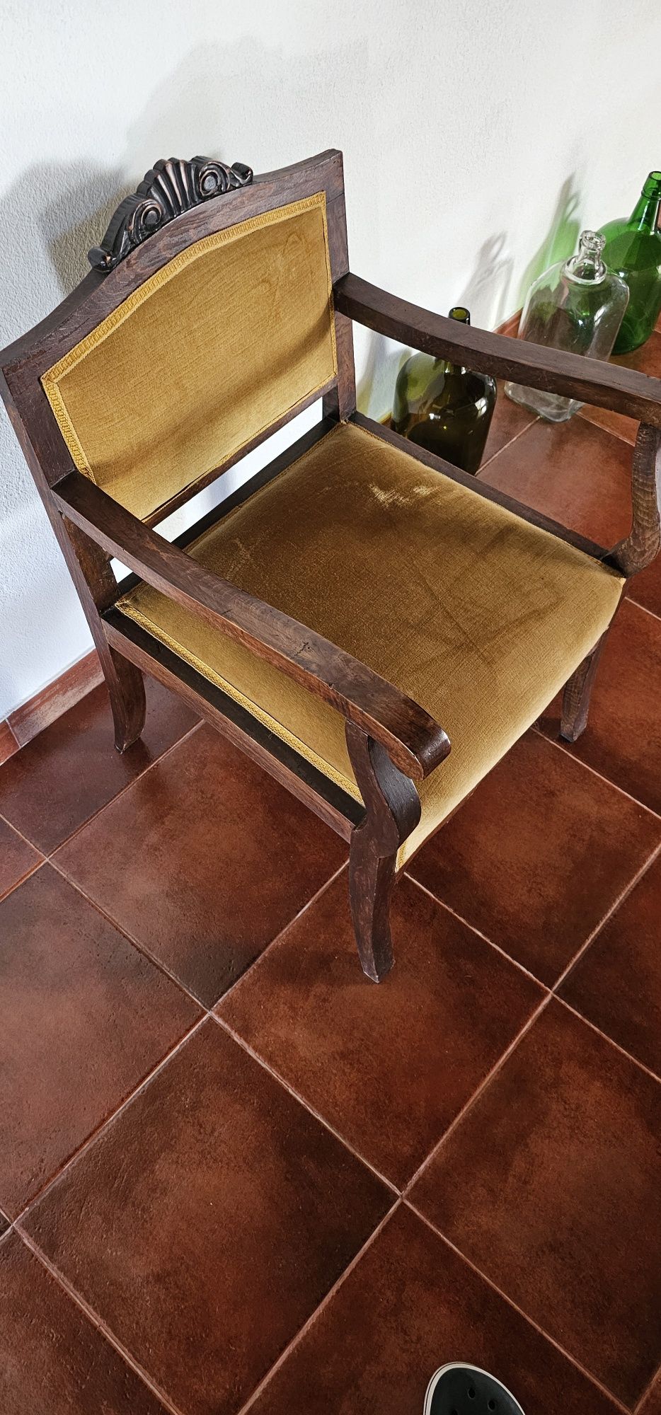 Cadeira vintage rústica com tecido em veludo