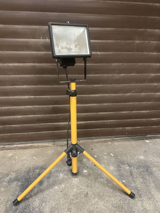 Lampa halogenowa regulowana