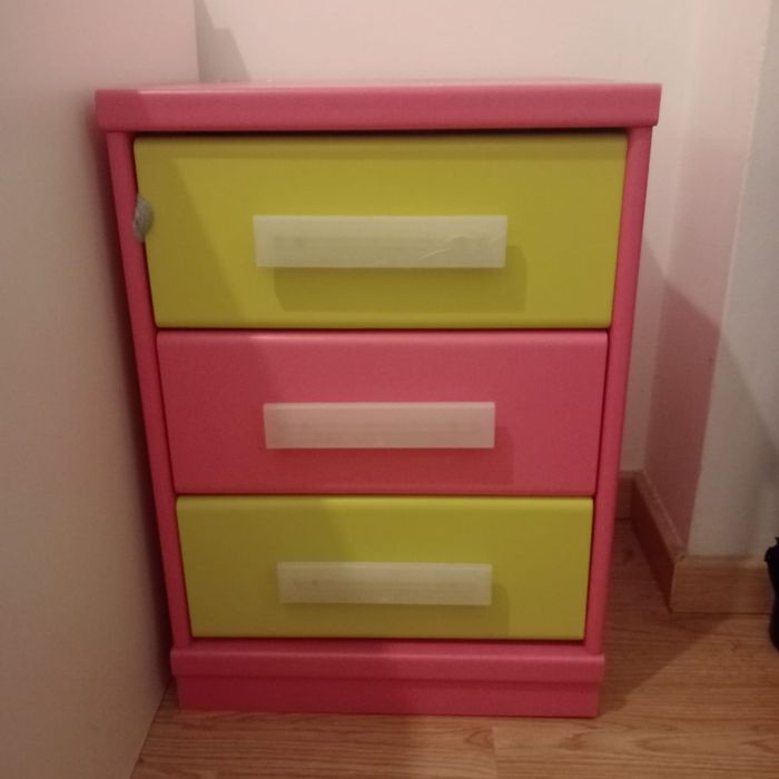 Cama solteiro menina com mesa de cabeceira