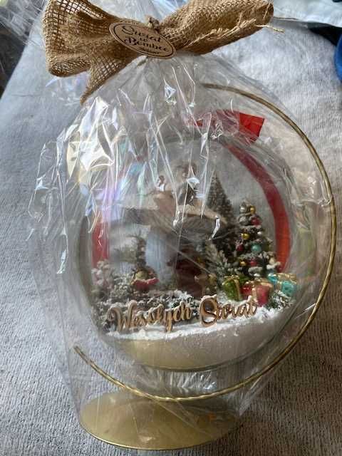 Świąteczna ozdoba w szklanej kuli – domek, choinka, prezenty