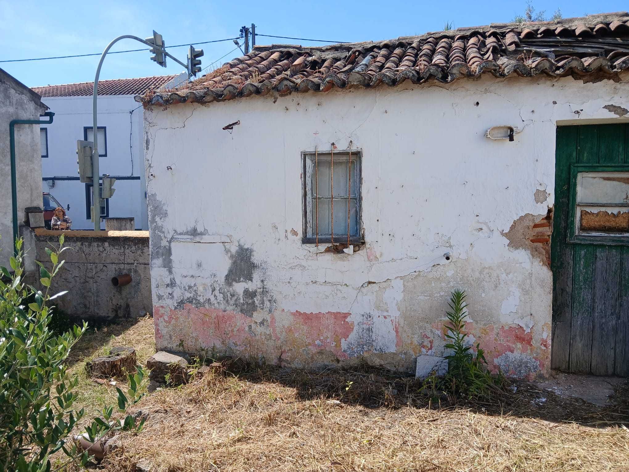 Oportunidade em Abrantes - 2 Casas para Recuperar com Terreno