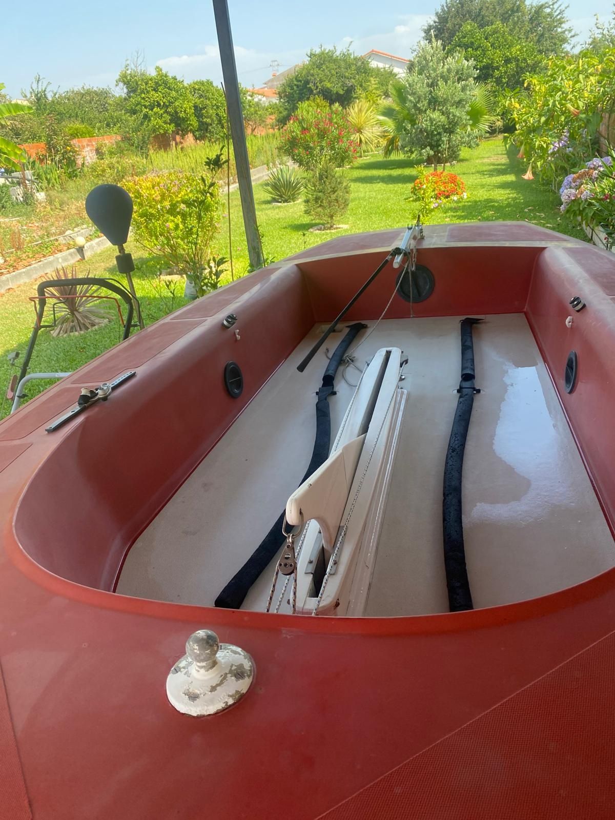 Vendo barco à vela DC 600 muito bem conservado e com pouco uso .