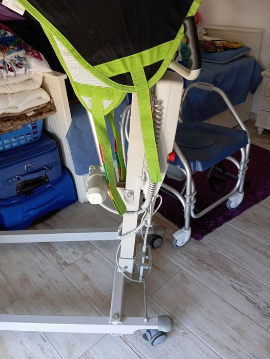 Grua elétrica com arnês para acamados, 6 meses de utilização