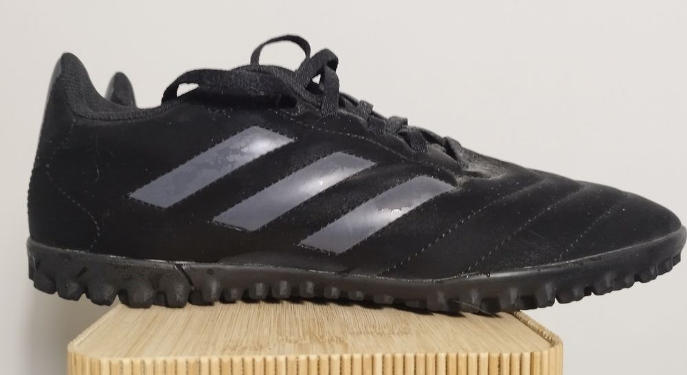Sapatilhas Adidas em muito bom estado.
Tamanho 41 1/3.