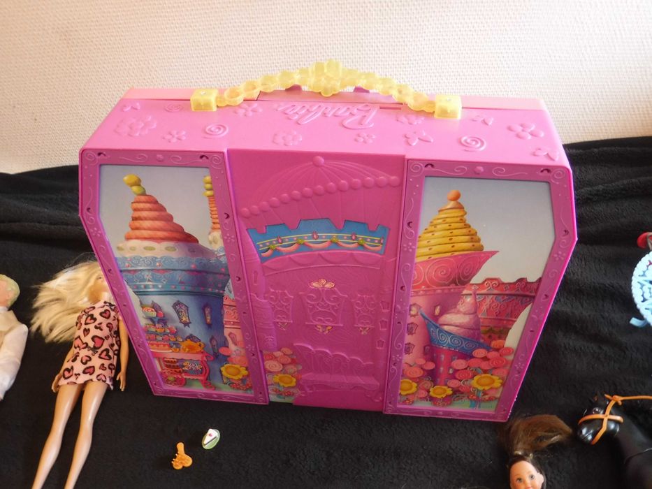 Lalki  barbie  i Ken  z pałacem  <  P