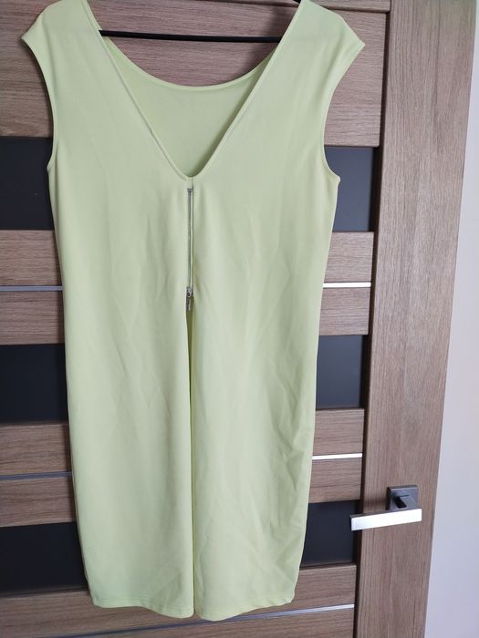 Limonkowa sukienka z ozdobnym zamkiem na plecach