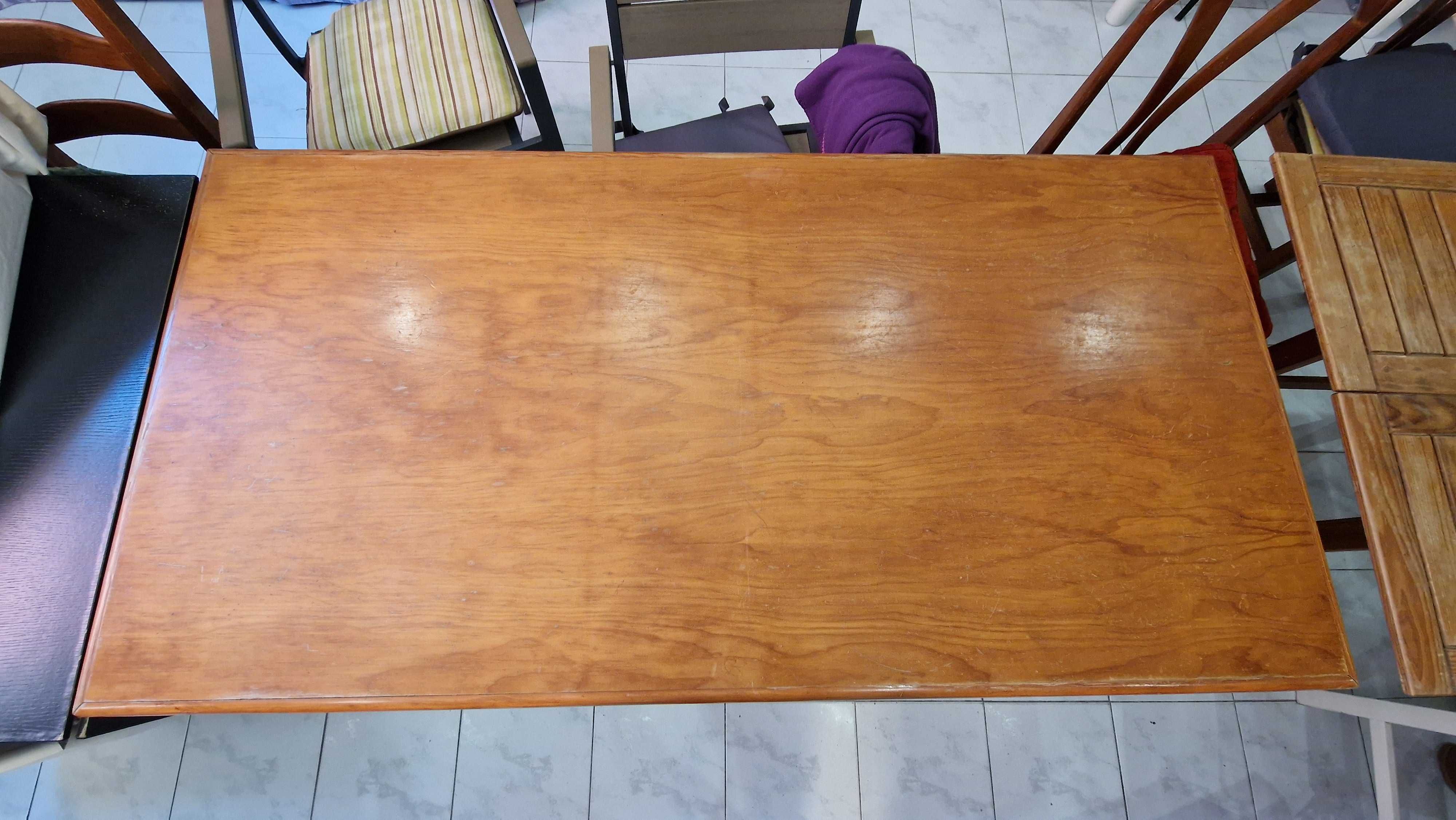 Mesa de jantar em madeira