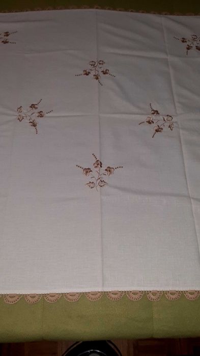 Toalha de mesa bordada à mão em ponto cruz