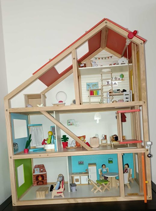 Casinha de bonecas em madeira com acessórios