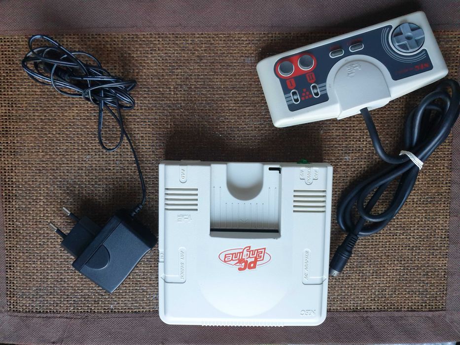 Ігрова консоль PC Engine білий колір