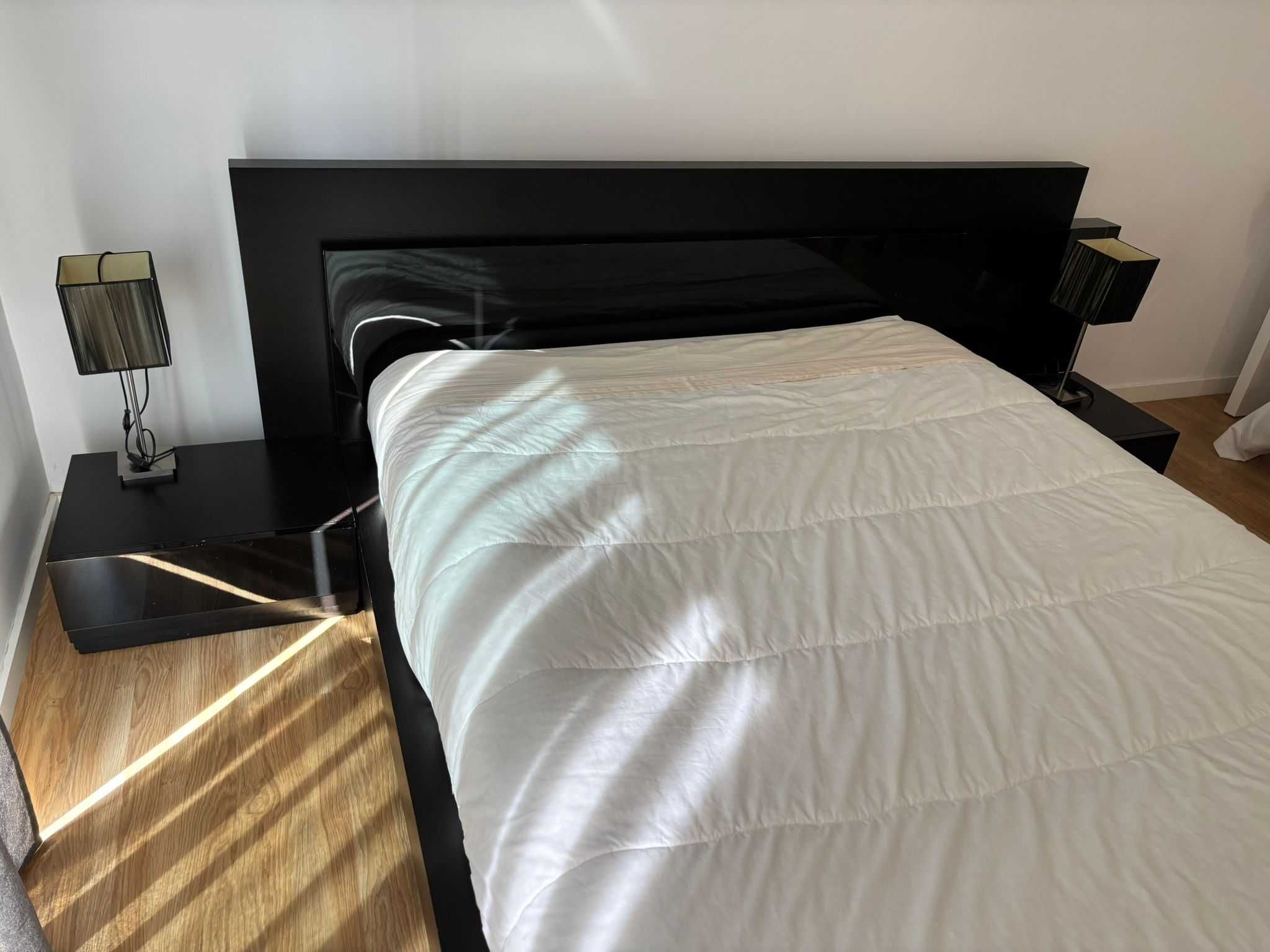 Cama de Casal preta - Madeira de boa qualidade design moderno