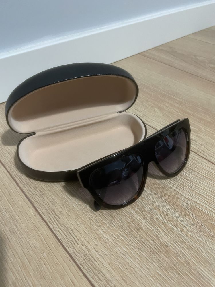 Óculos de sol pouco utilizados