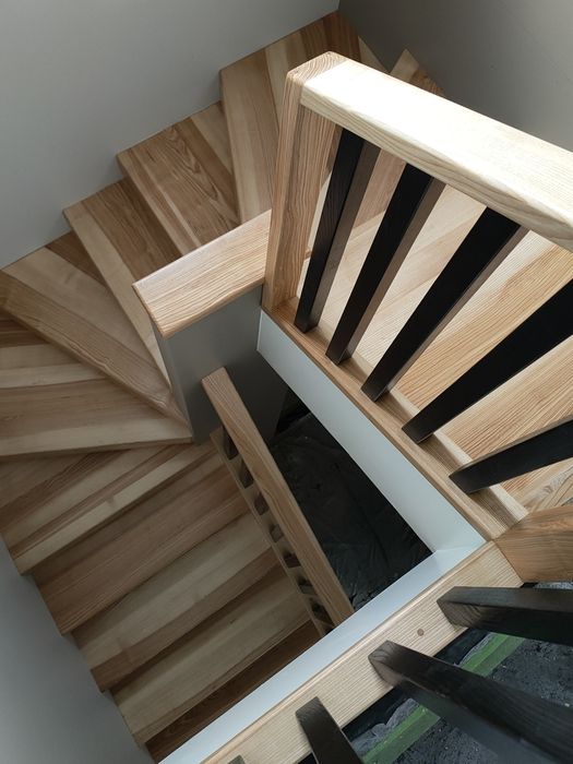 Дерев'яні сходи на замовлення