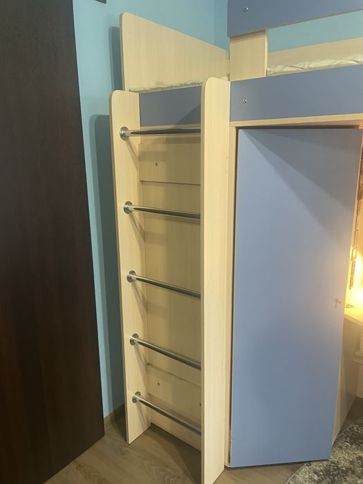 Ліжко-горище з письмовим столом