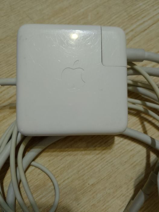 Блок питания для ноутбука Apple.
