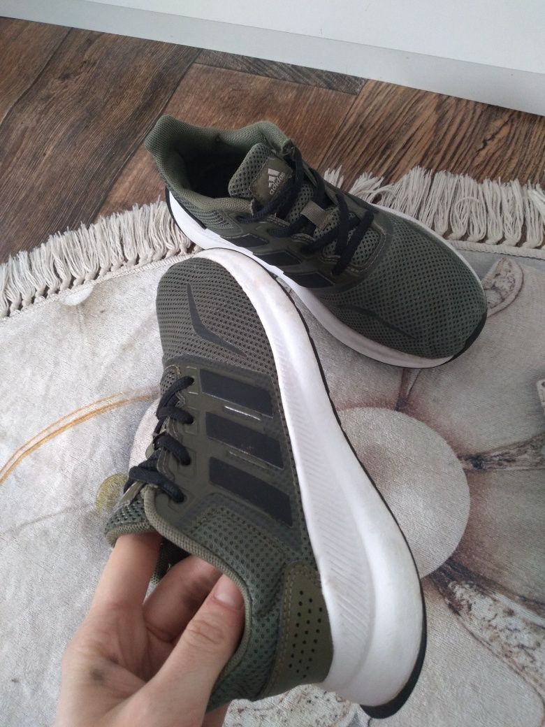 Oryginalne chłopięce buty adidas khaki rozmiar 35