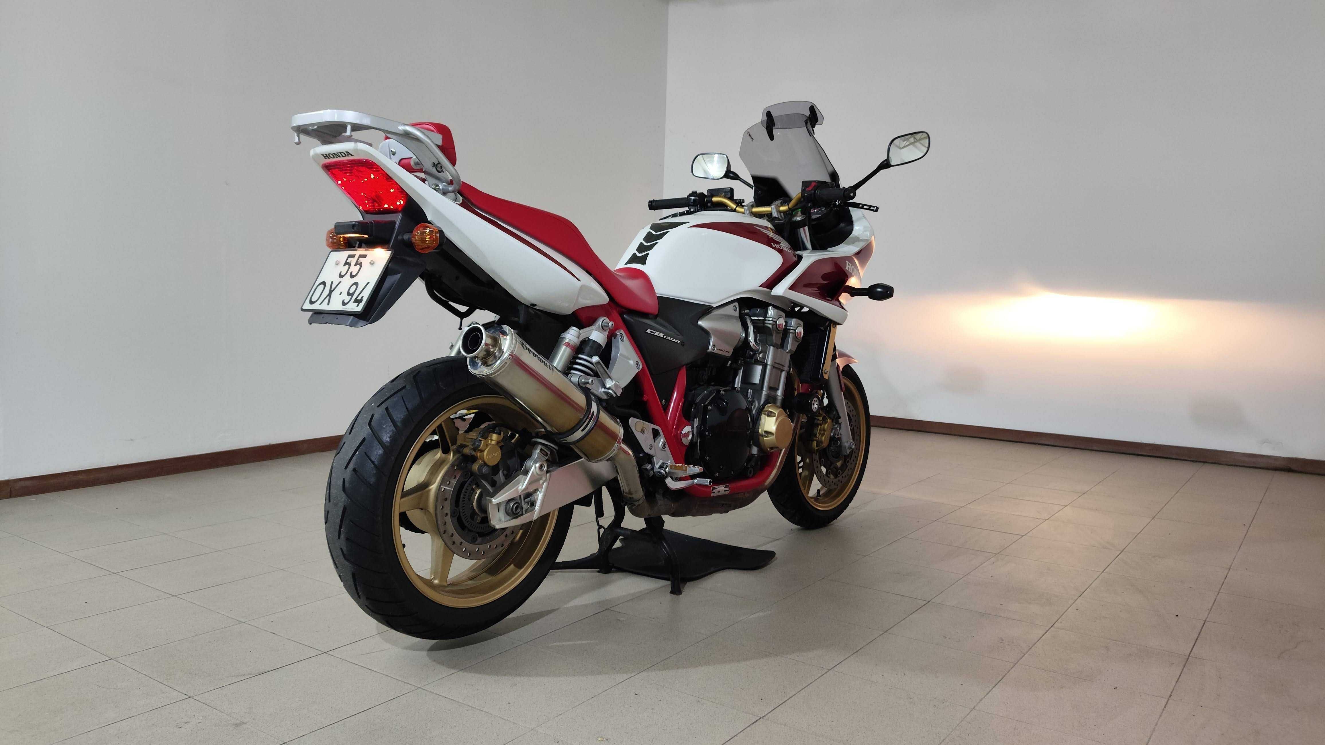 Honda CB CB1300SA "Red Frame"