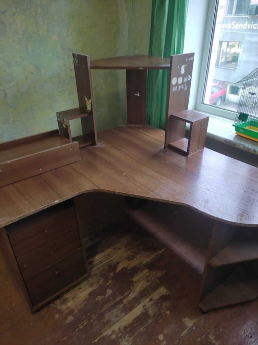 Комп'ютерний стіл